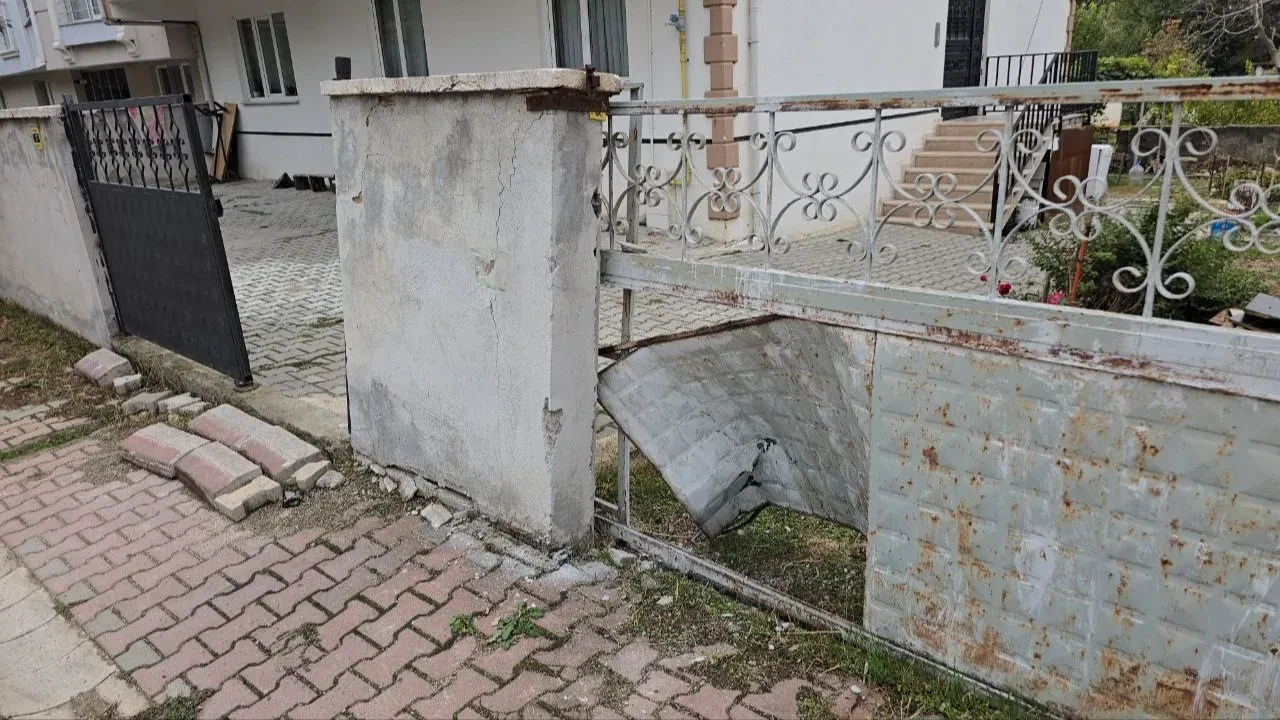 Park halindeki römorklar hareketlenip duvara çarptı!