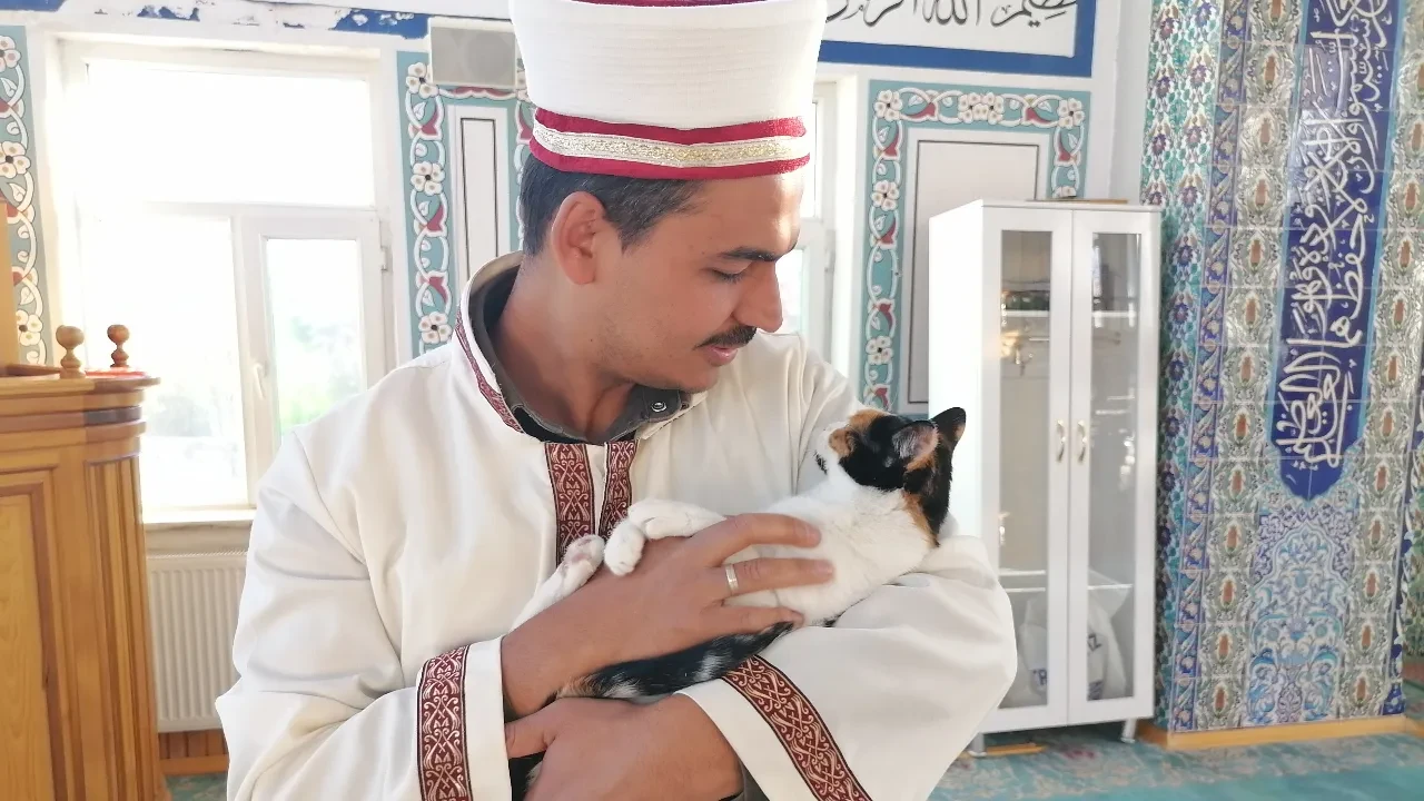Sahip çıktığı kedileri bebek gibi leğende yıkayan imam gündem oldu!