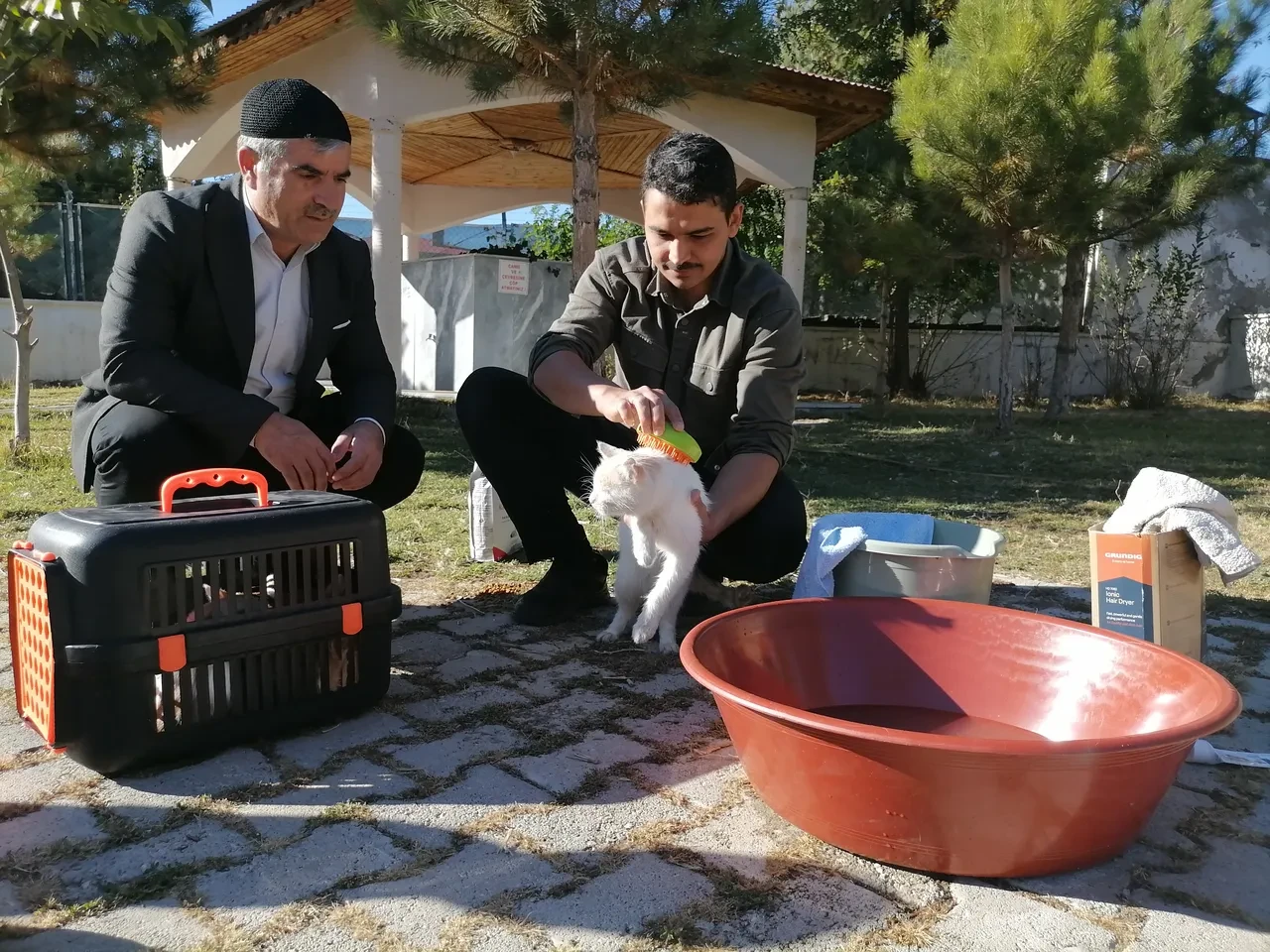 Sahip çıktığı kedileri bebek gibi leğende yıkayan imam gündem oldu!