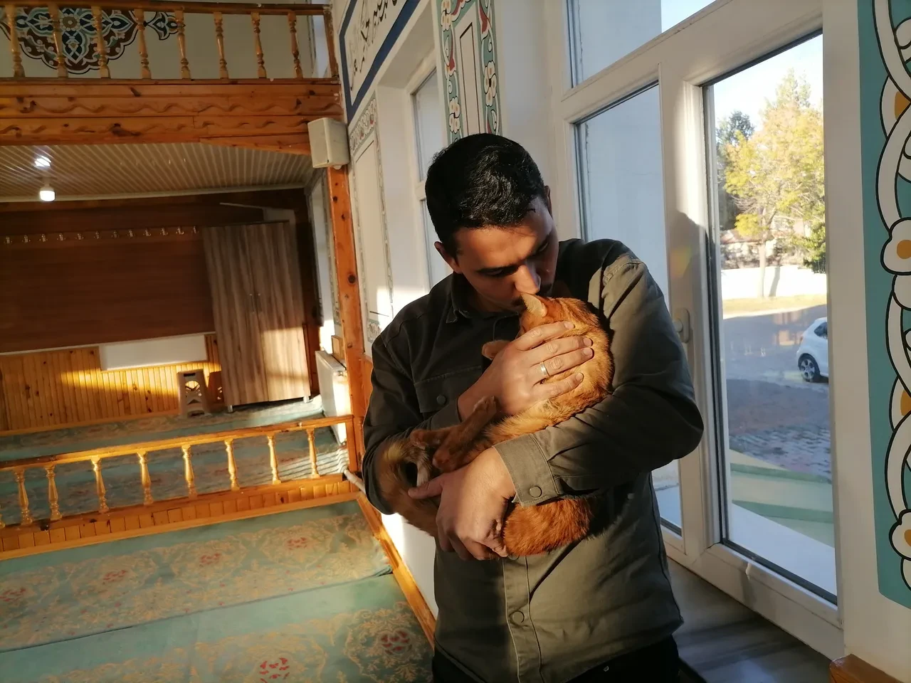 Sahip çıktığı kedileri bebek gibi leğende yıkayan imam gündem oldu!