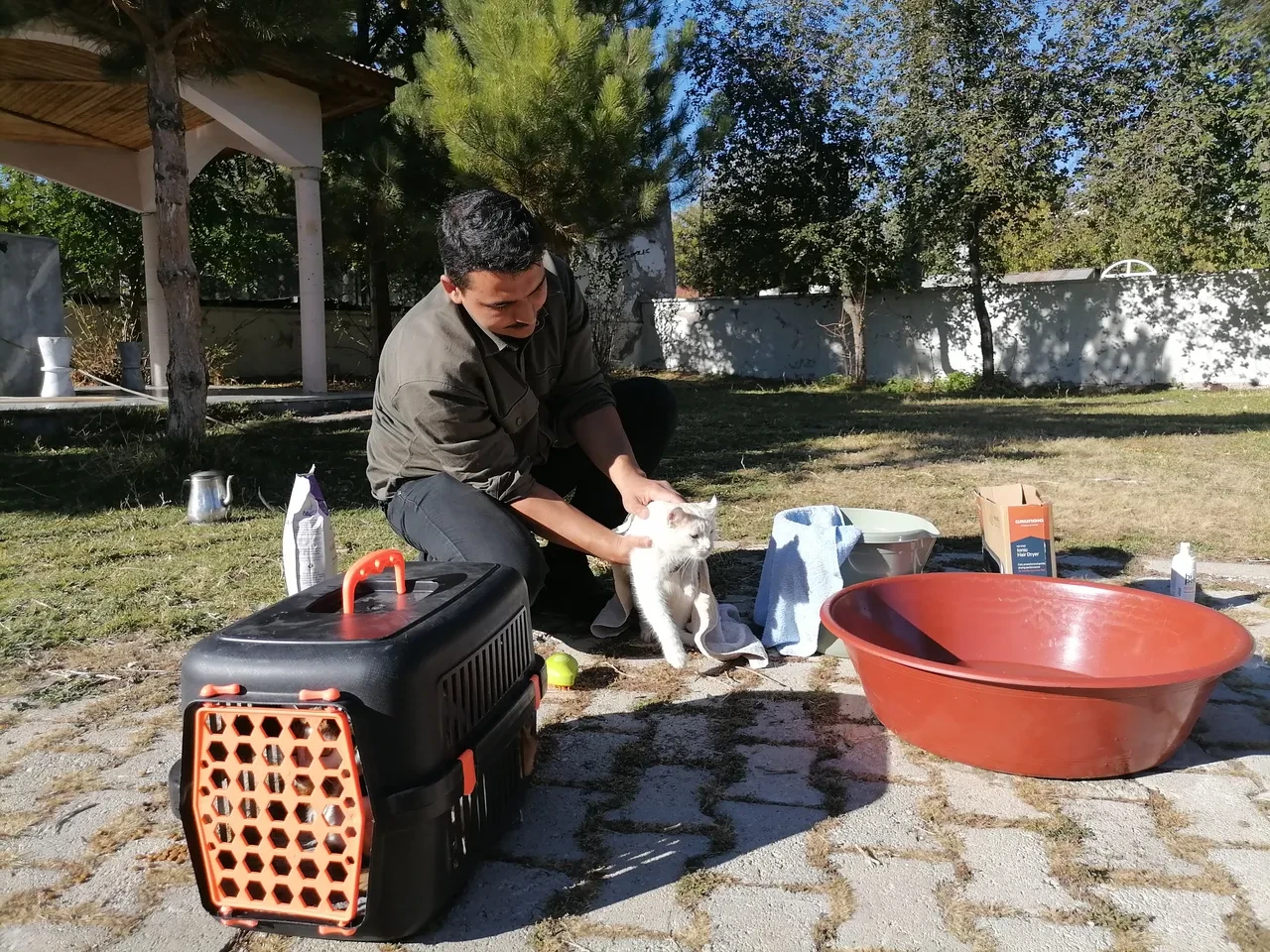 Sahip çıktığı kedileri bebek gibi leğende yıkayan imam gündem oldu!