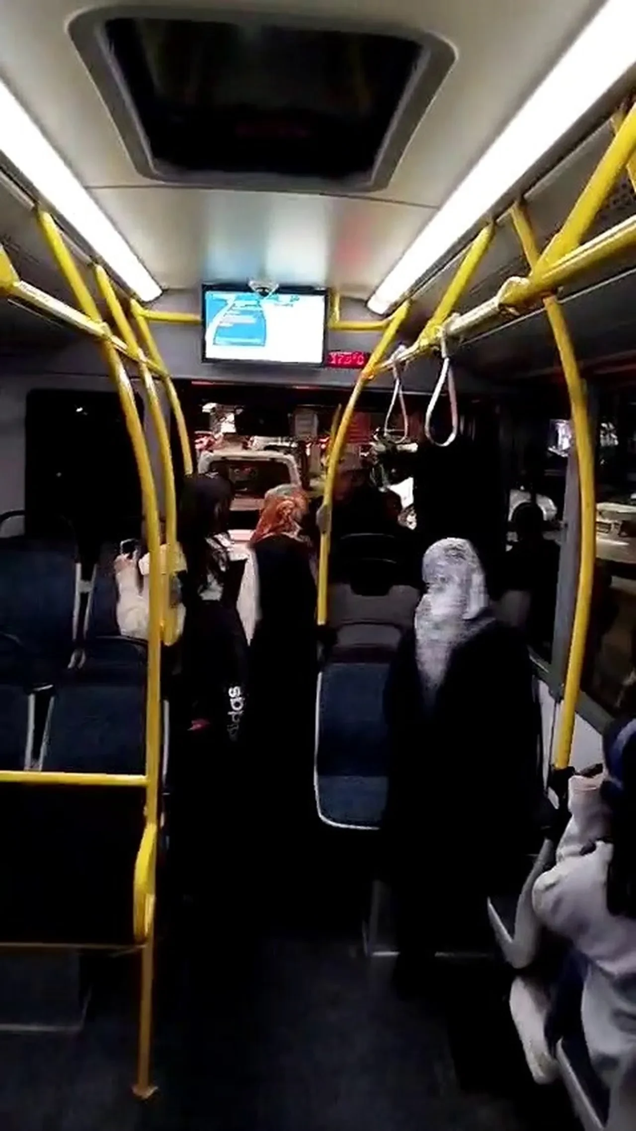 Şehit babasına skandal hareket: 'Dilenci' diye hakaret edip, darbetmeye kalktı! Tepki çeken anlar kamerada