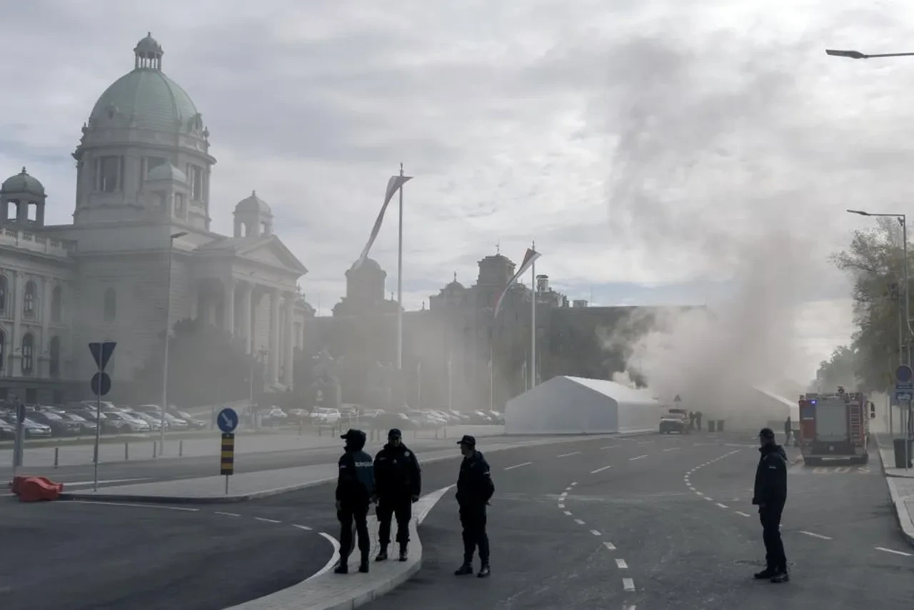 Sırbistan'da parlamento binası önünde silahlı saldırı ve patlama!