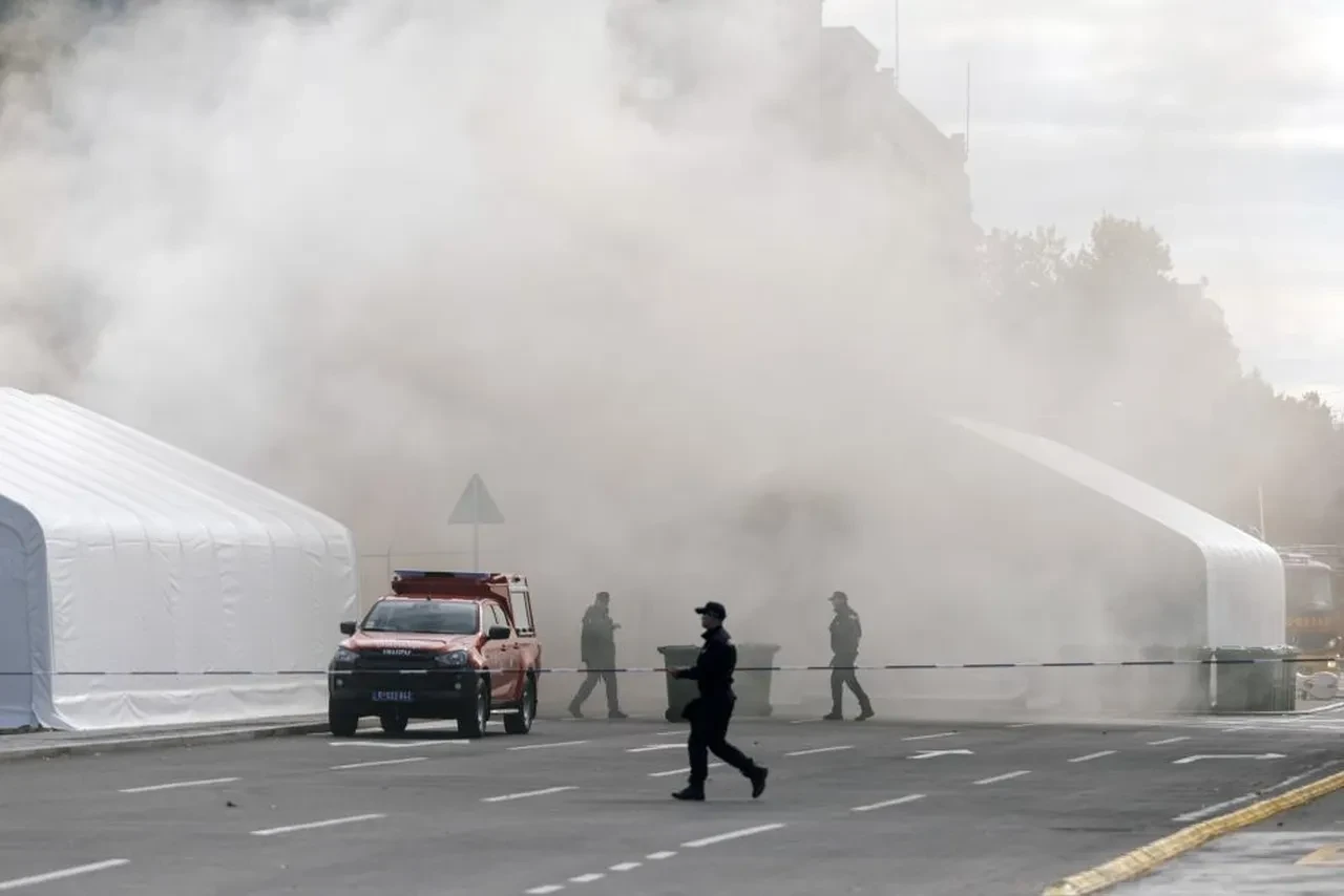 Sırbistan'da parlamento binası önünde silahlı saldırı ve patlama!