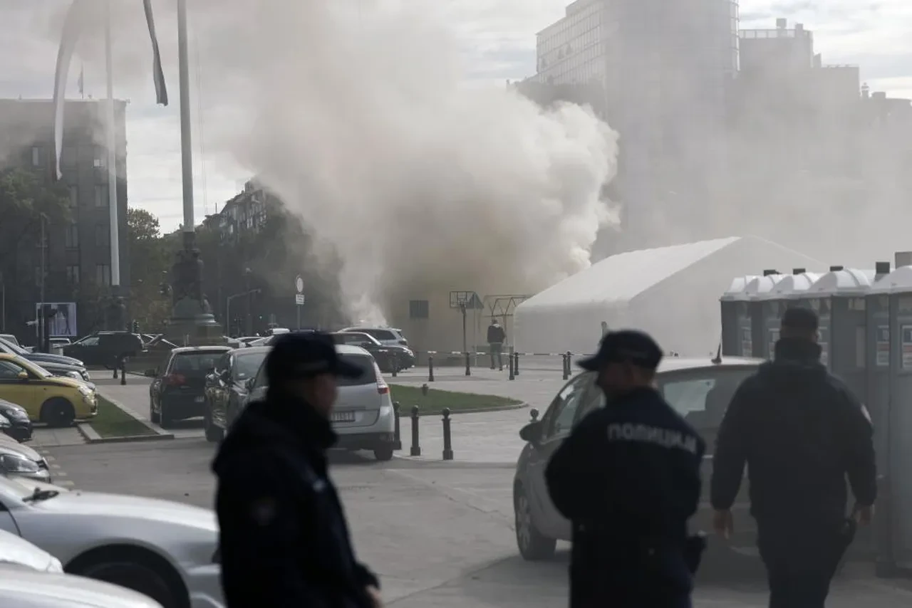 Sırbistan'da parlamento binası önünde silahlı saldırı ve patlama!