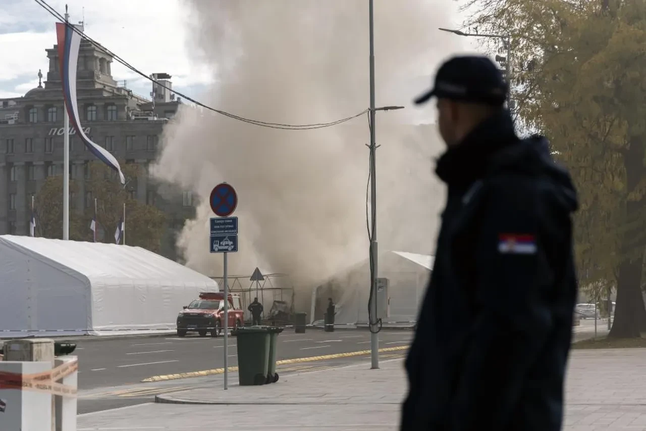 Sırbistan'da parlamento binası önünde silahlı saldırı ve patlama!