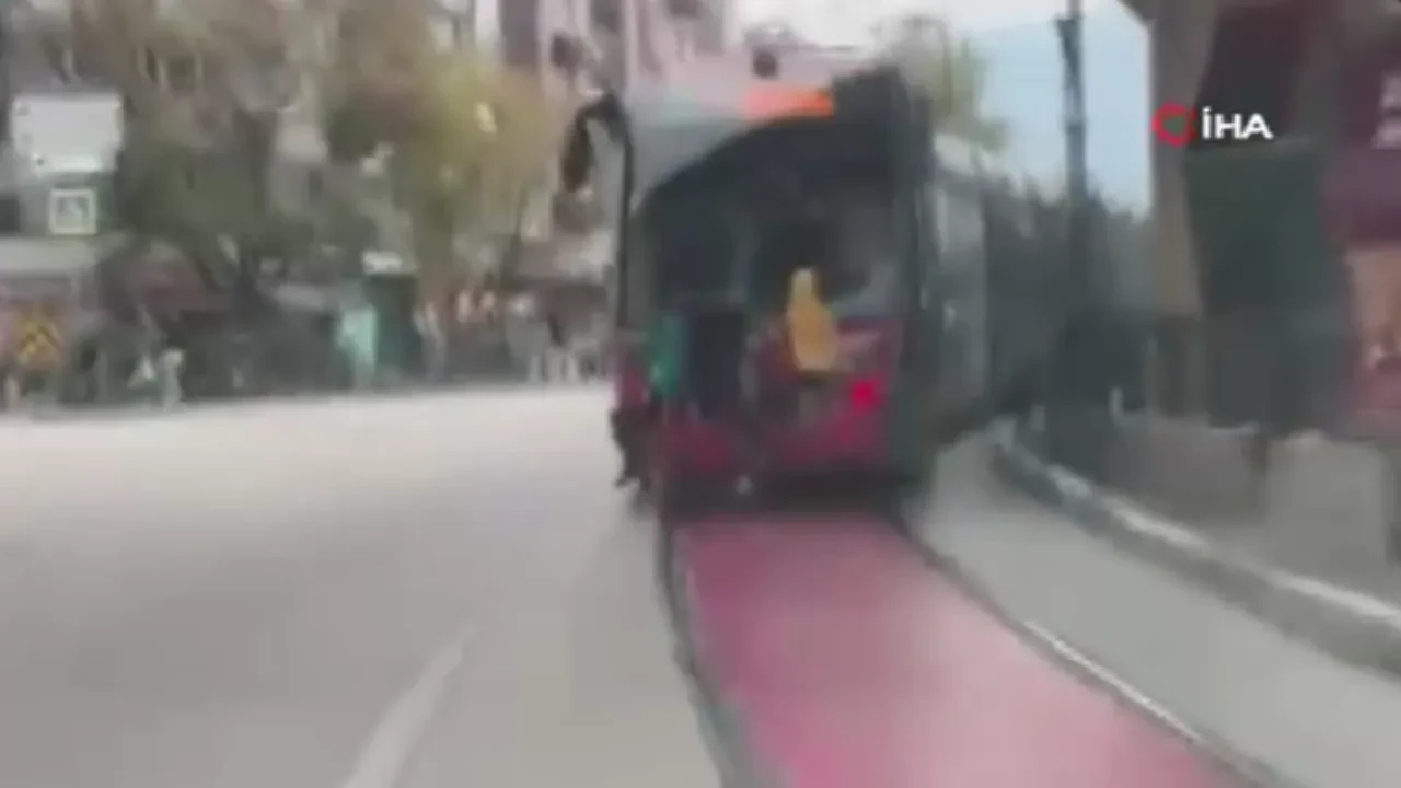 Tramvayın arkasında tehlikeli yolculuk! Yürekleri ağza getiren anlar kamerada