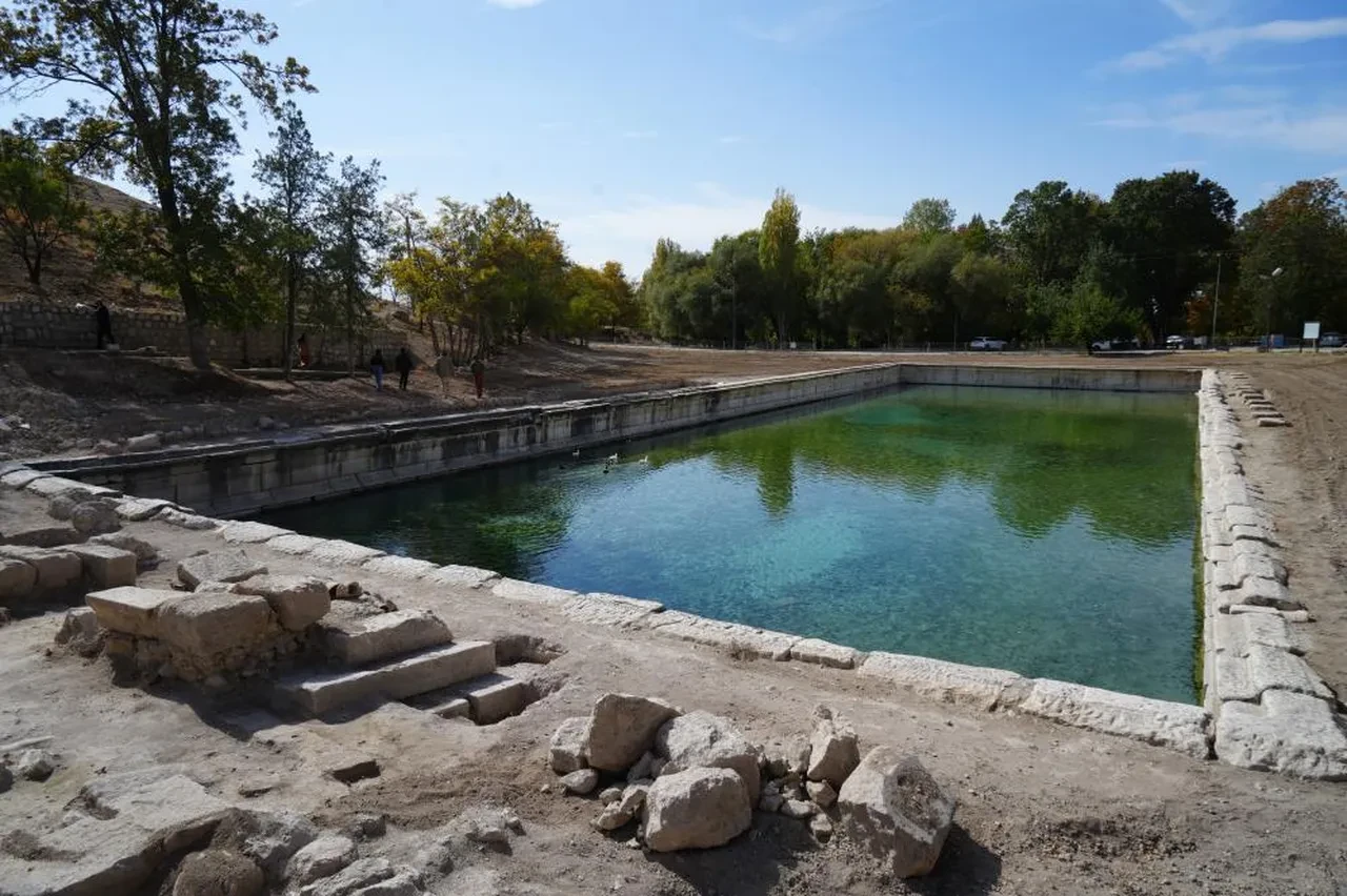 Tyana Antik Kenti'nde bir dünya rekoru: Halen kullanılan 1800 yıllık Roma havuzunda yeni izler!