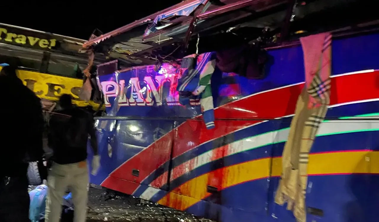 Uganda’da feci kaza! İki otobüs kafa kafaya çarpıştı: Onlarca ölü var