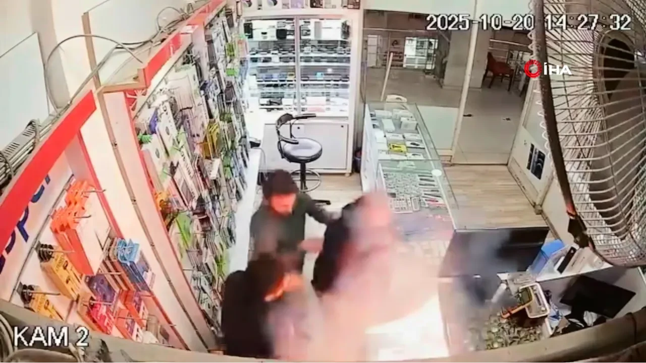 Van'da cep telefonu bomba gibi patladı! Ortalık savaş alanına döndü: O anlar kamerada
