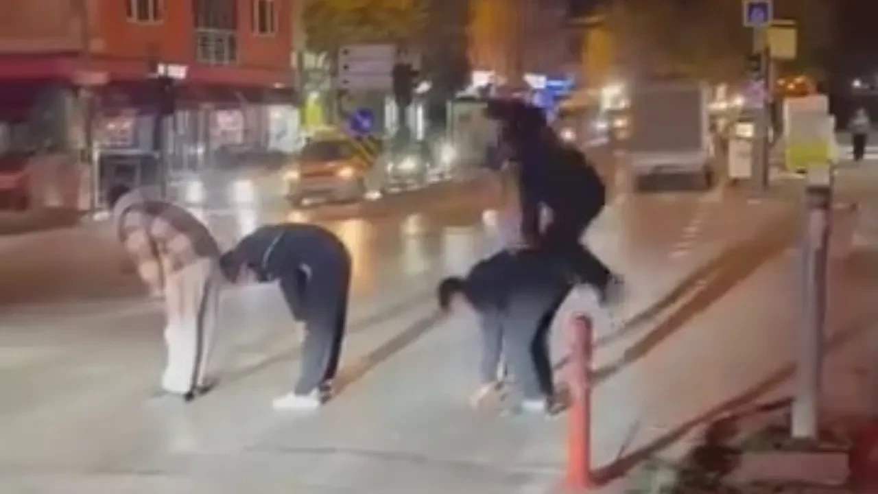 Birdirbir oynayarak karşıdan karşıya geçtiler! Yaya geçidinde ilginç anlar kamerada