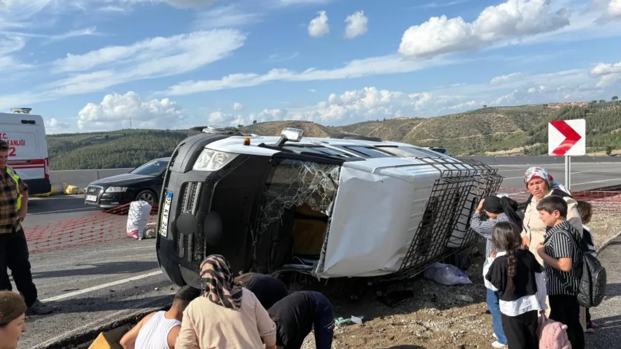 Yolcu minibüsü şarampole uçtu! Korkunç kazada 13 kişi yaralandı