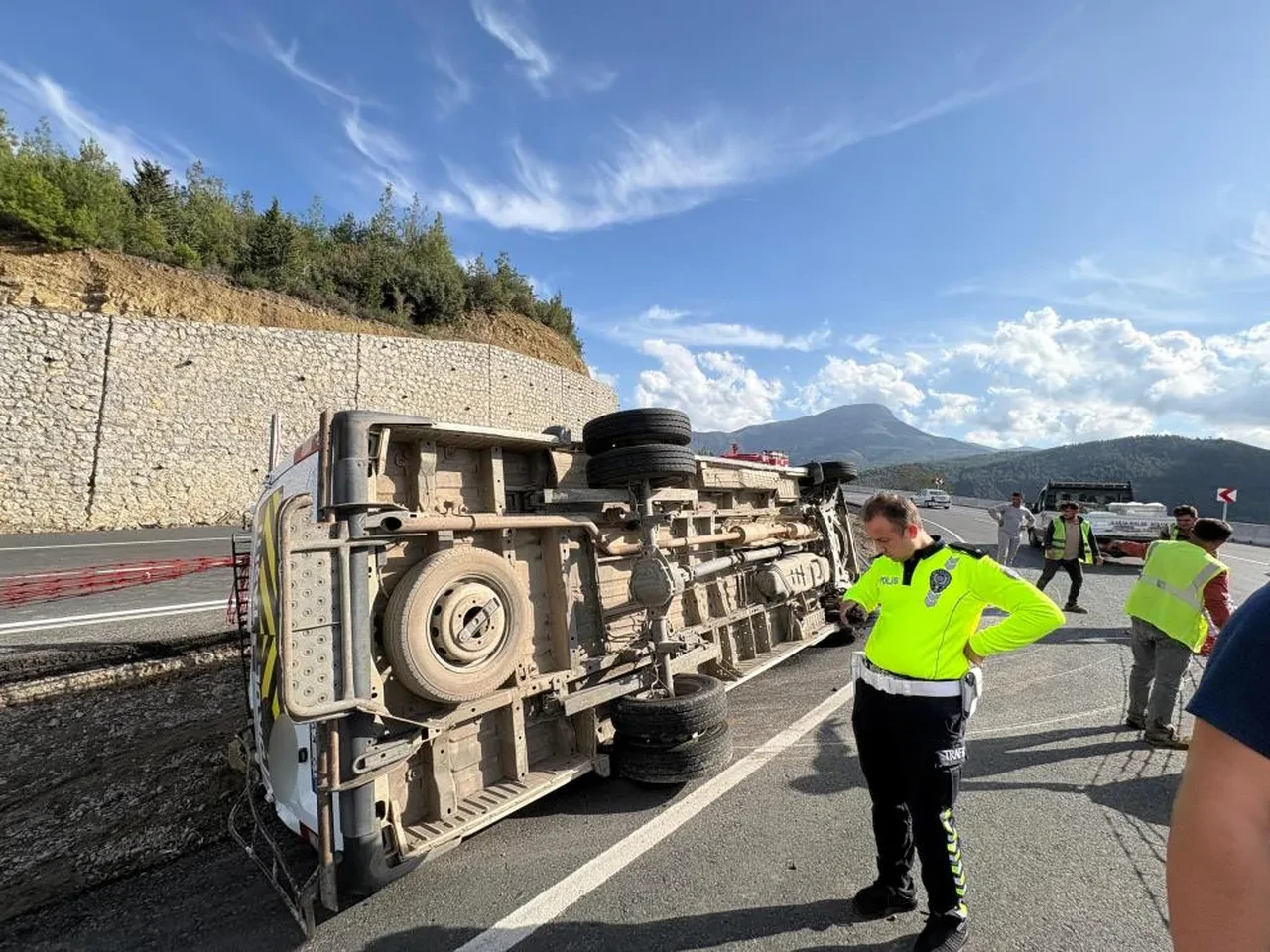 Yolcu minibüsü şarampole uçtu! Korkunç kazada 13 kişi yaralandı