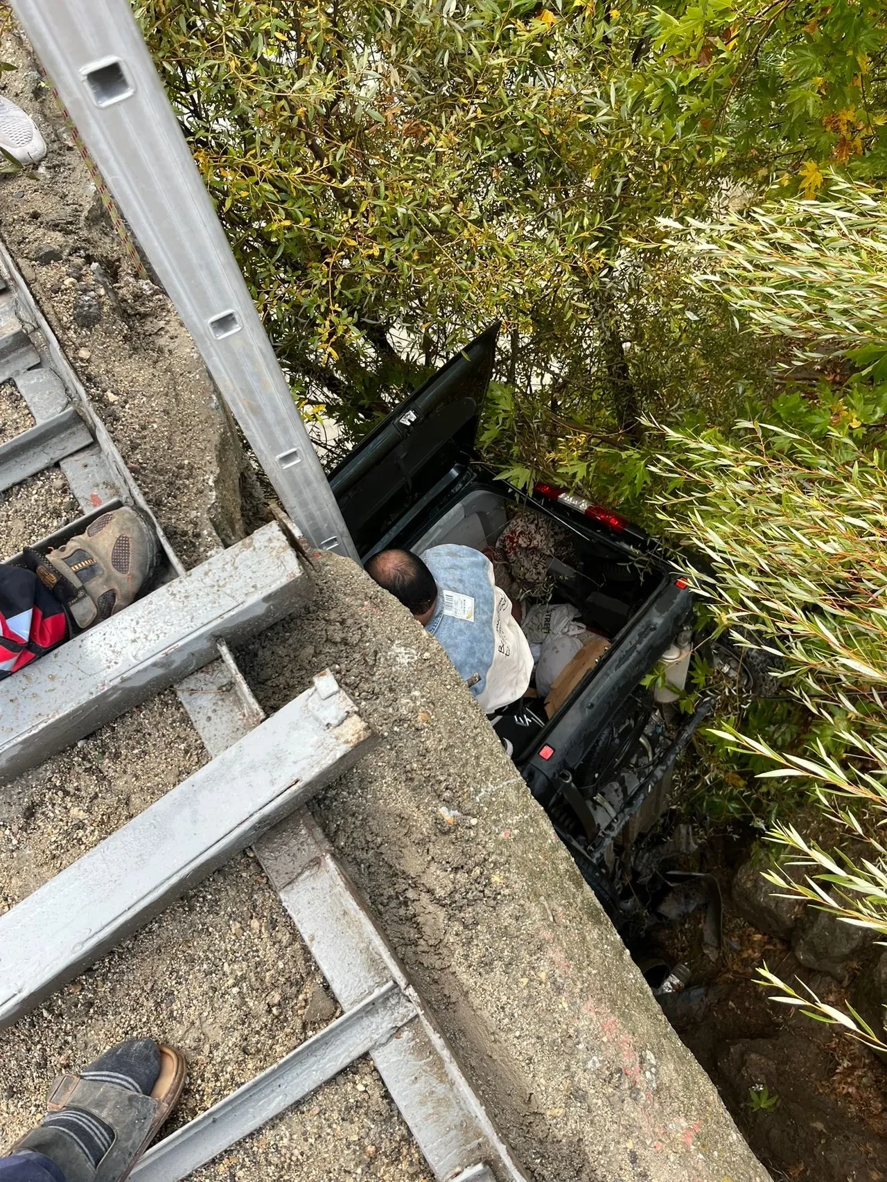 Adıyaman'da akılalmaz kaza! Köprüden uçtu, ağaçta asılı kaldı