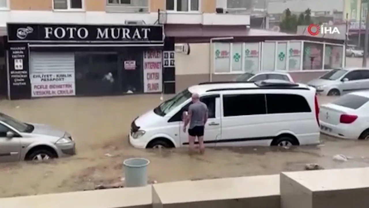 Antalya'da yollar göle döndü! Sağanak hayatı felç etti 