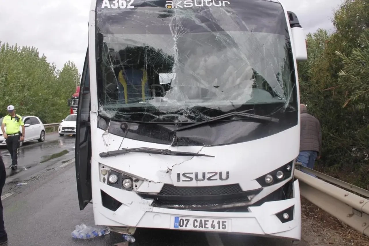 Antalya'da zincirleme kaza! Alman turistler hastanelik oldu!