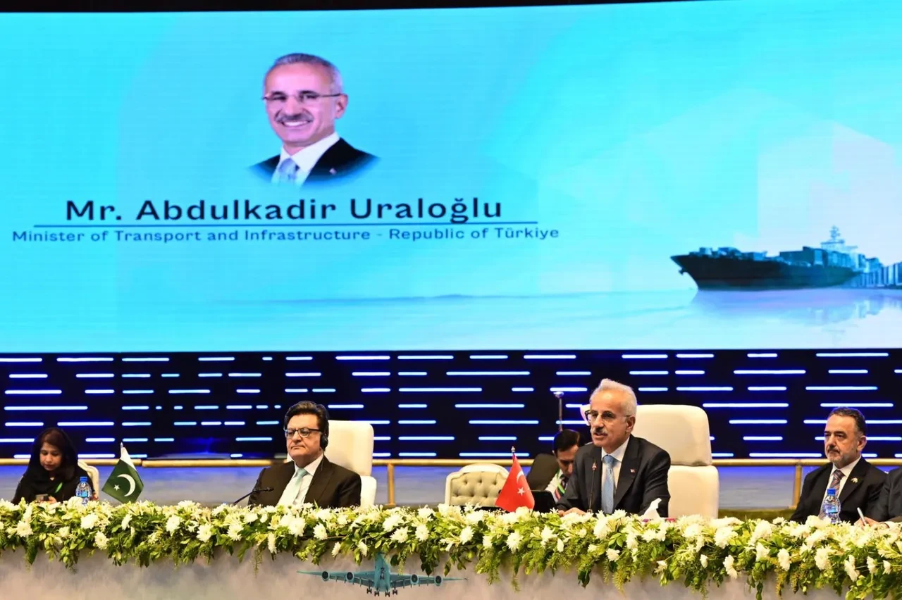 Bakan Uraloğlu: Türkiye, 300 milyar dolarlık yatırımla bölgesel ulaştırma merkezi oldu