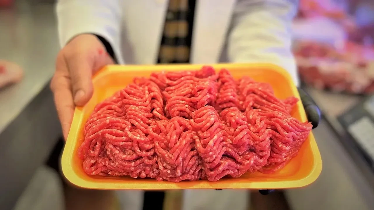 Bakanlık tek tek ifşa etti: Kol böreği, lahmacun, sucuk... Ne buldularsa içine atmışlar!
