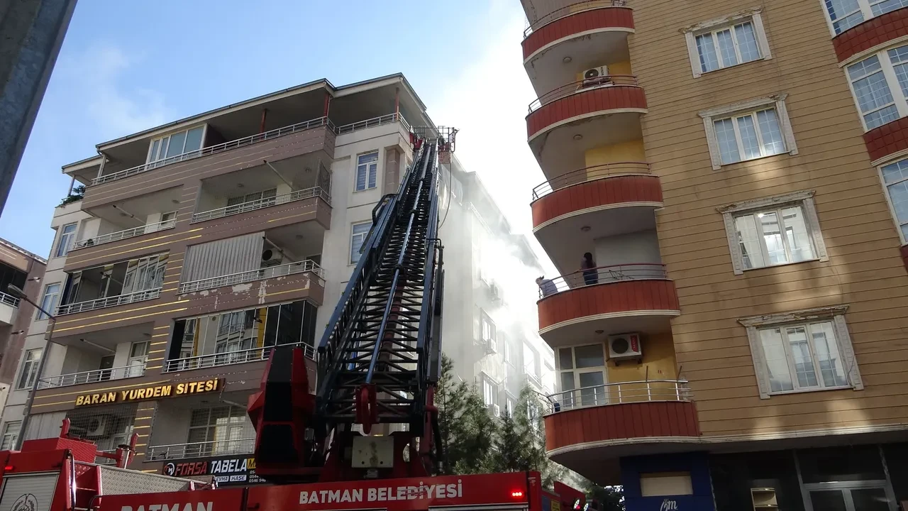 Batman'da korkutan yangın! İtfaiye ekipleri bile dumandan etkilendi