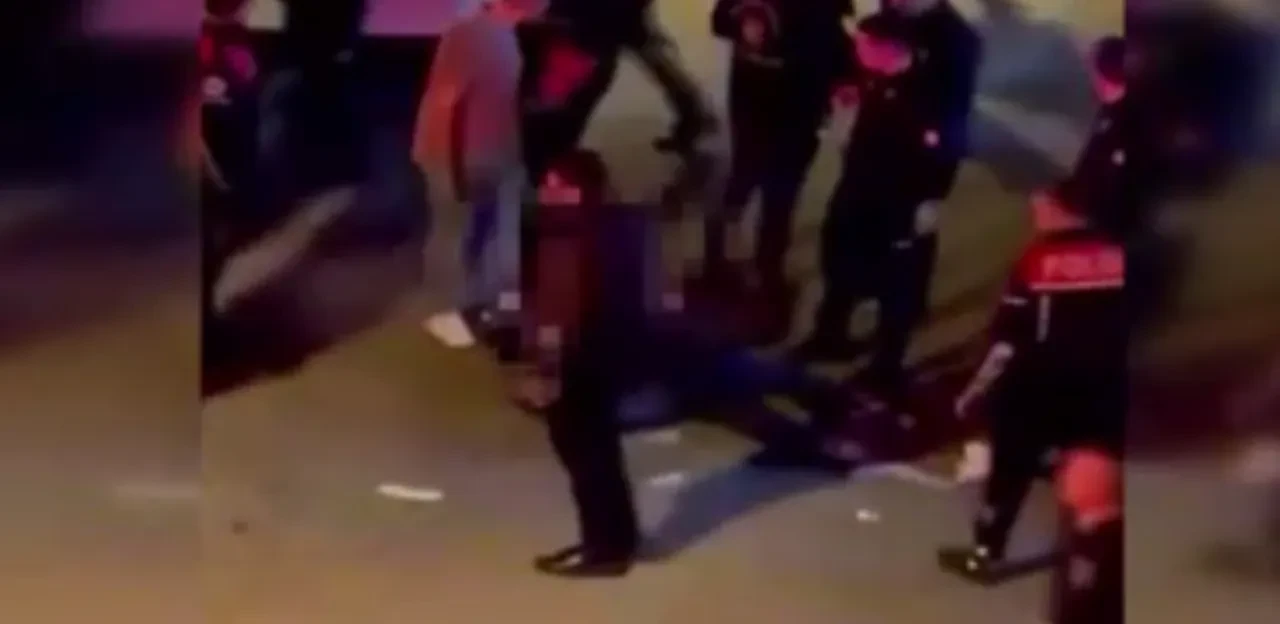 Bıçaklanan gençler kanlar içinde yere yığıldı! Dehşete düşüren anlar kamerada
