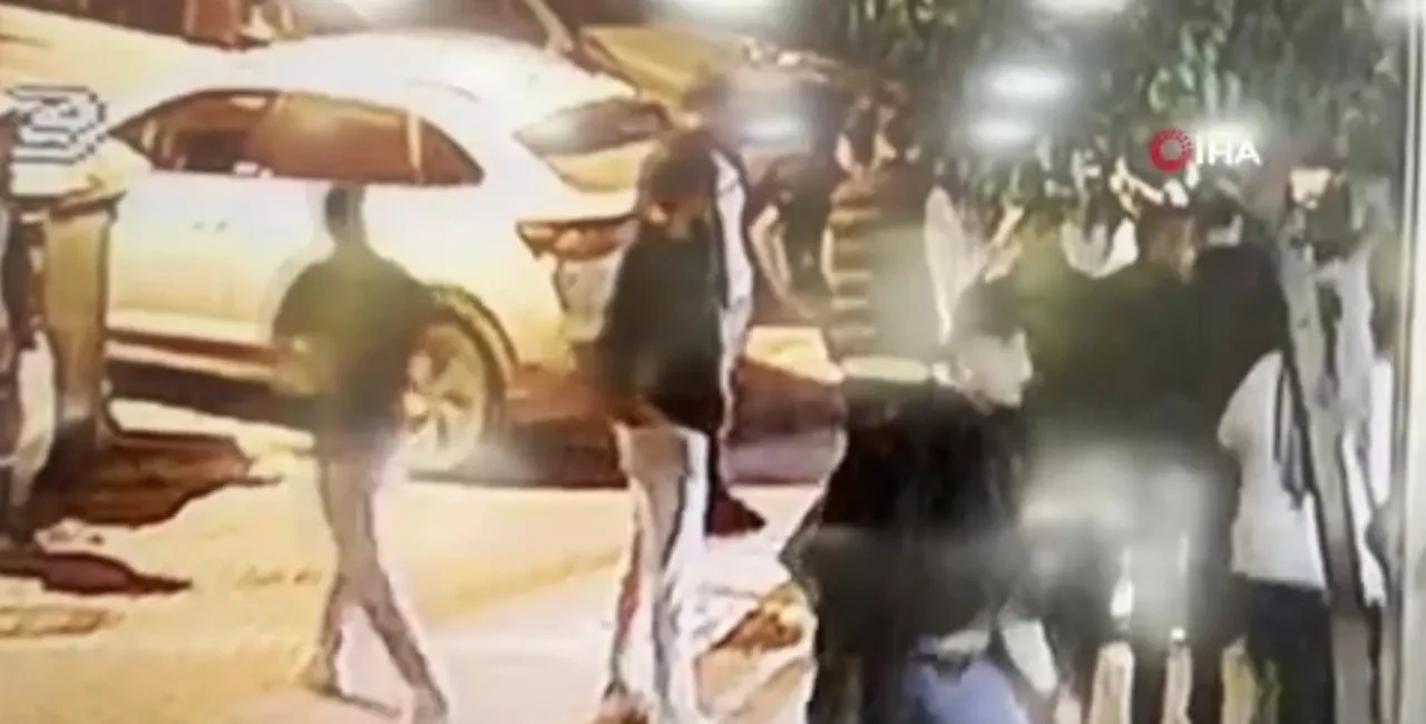 Bıçaklanan gençler kanlar içinde yere yığıldı! Dehşete düşüren anlar kamerada