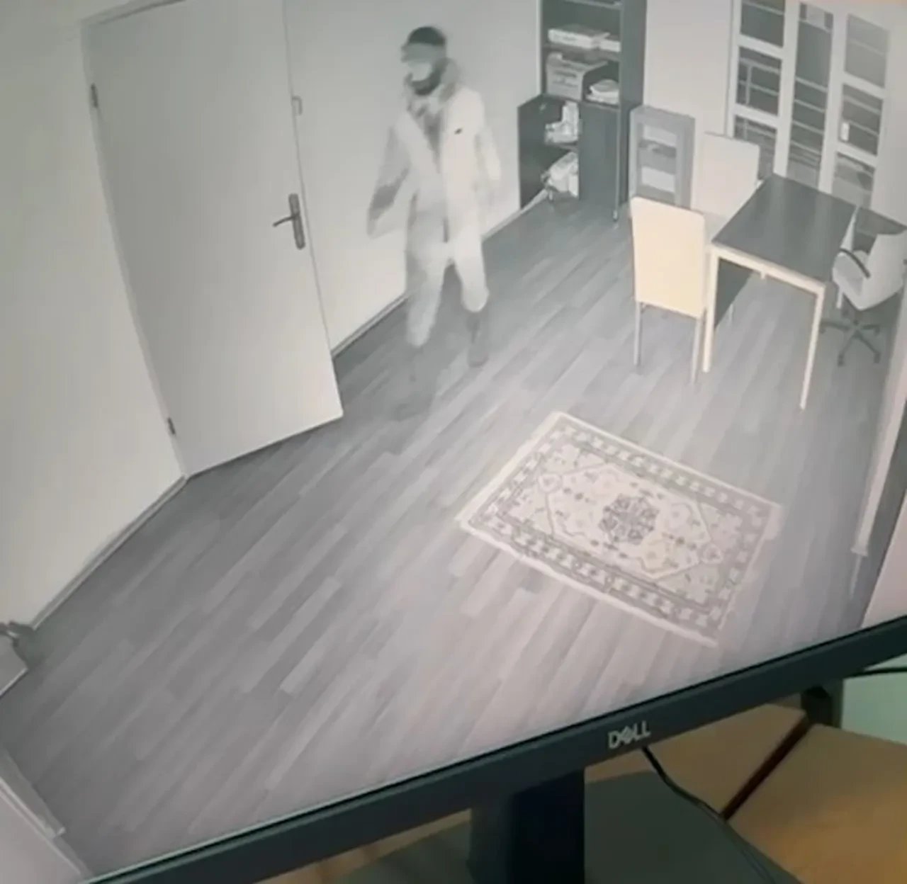 Bütün ilçeyi canından bezdirdi! El feneriyle köşe bucak aranıyor