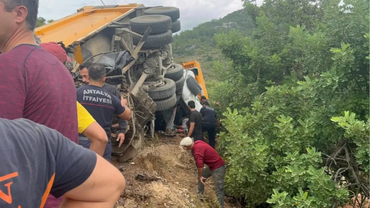 Freni boşalan kum yüklü kamyon dehşet saçtı! Ölü ve yaralı var