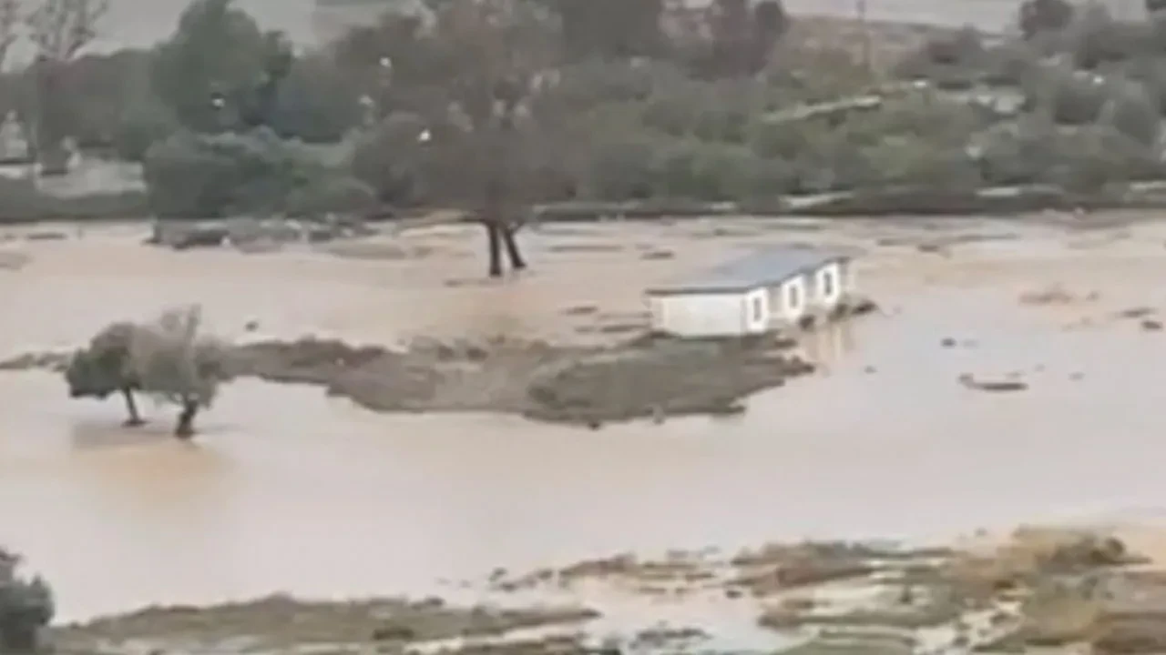 Gökçeada'da evler sular altında kaldı, toprak kayması yolları kapattı