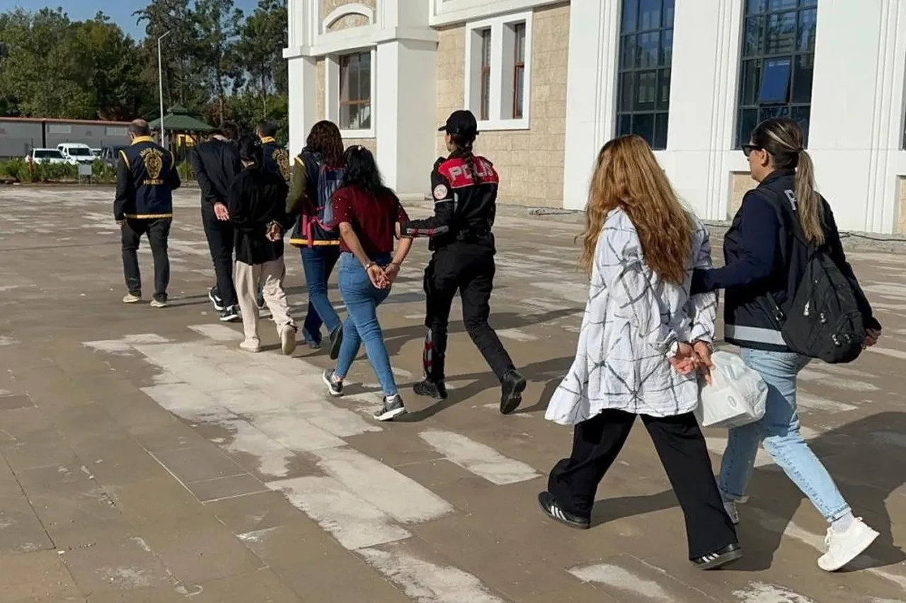 Hırsızlık için şehir değiştirdiler! 500 bin liralık takı çaldılar