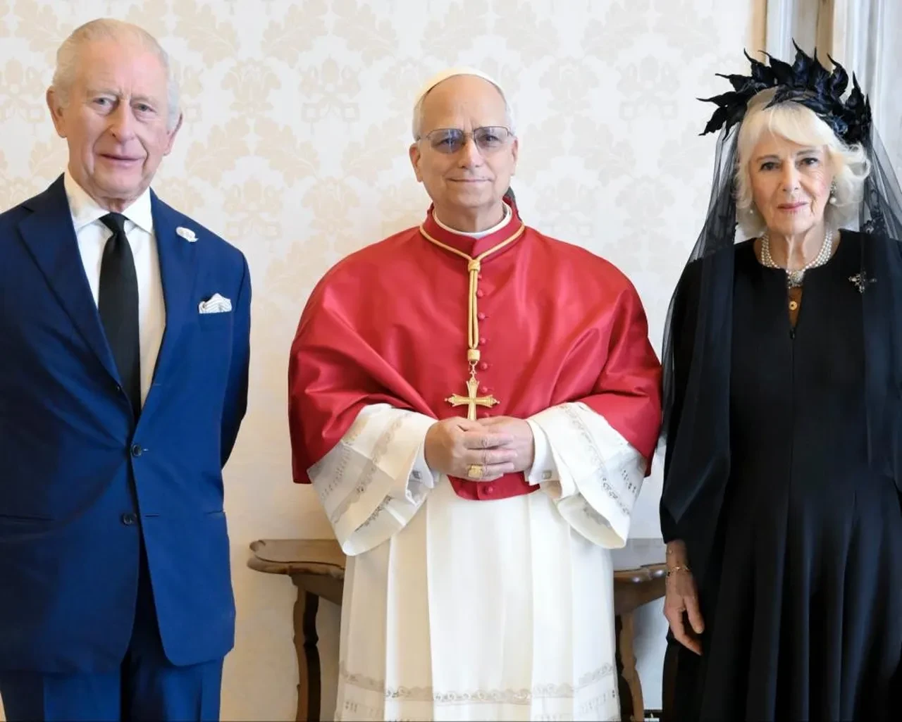 İngiltere Kilisesi ile Katolik Kilisesi için 491 yıl sonra yeni sayfa: Kral Charles ile Papa Leo beraber dua etti