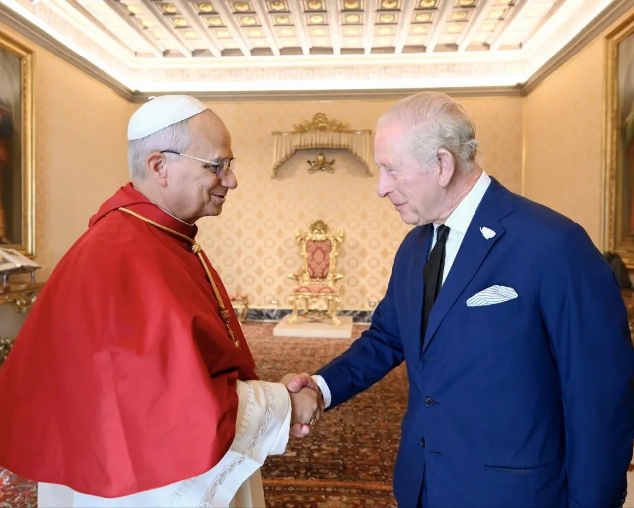 İngiltere Kilisesi ile Katolik Kilisesi için 491 yıl sonra yeni sayfa: Kral Charles ile Papa Leo beraber dua etti