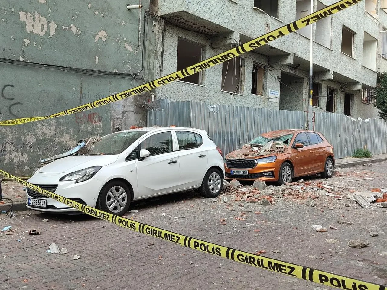 İstanbul'da bir binanın balkonu çöktü! Gördükleri manzara karşısında şoke oldular