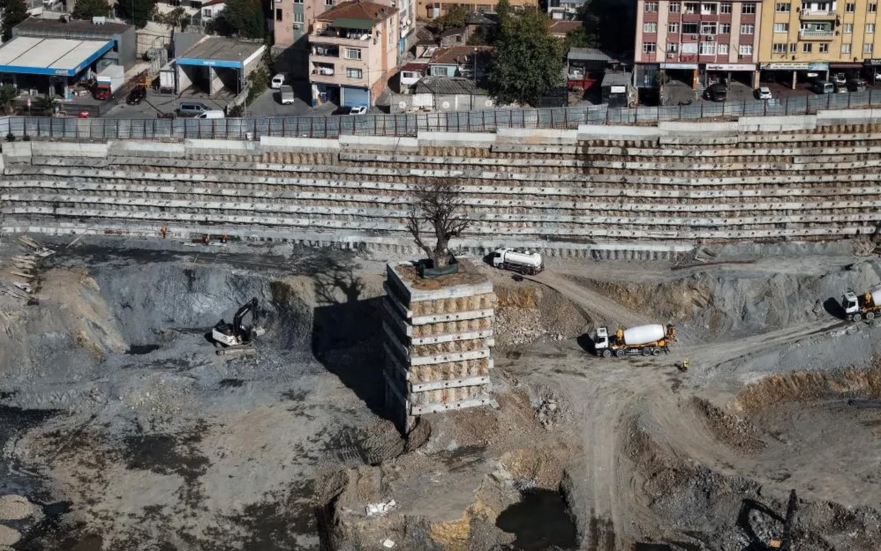 İstanbul'da şaşkına çeviren görüntü! Milyarlık projede tek o ağaç kurtuldu