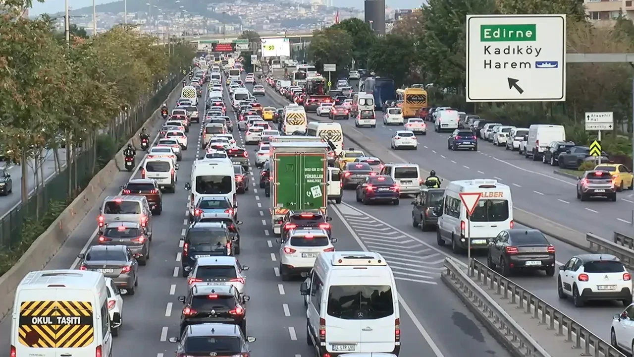 İstanbul'da trafik kilit! Yoğunluk yüzde 75'e çıktı