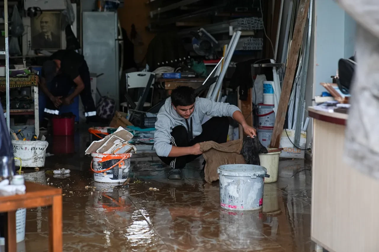 İzmir felaketi yaşıyor! Foça'yı sel aldı, hayat felç oldu: 1 kişi kayıp