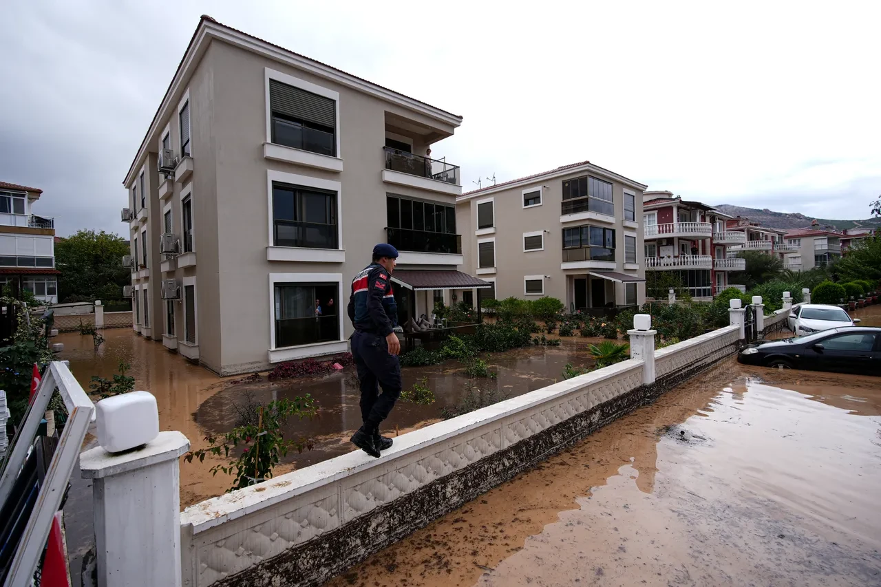İzmir felaketi yaşıyor! Foça'yı sel aldı, hayat felç oldu: 1 kişi kayıp