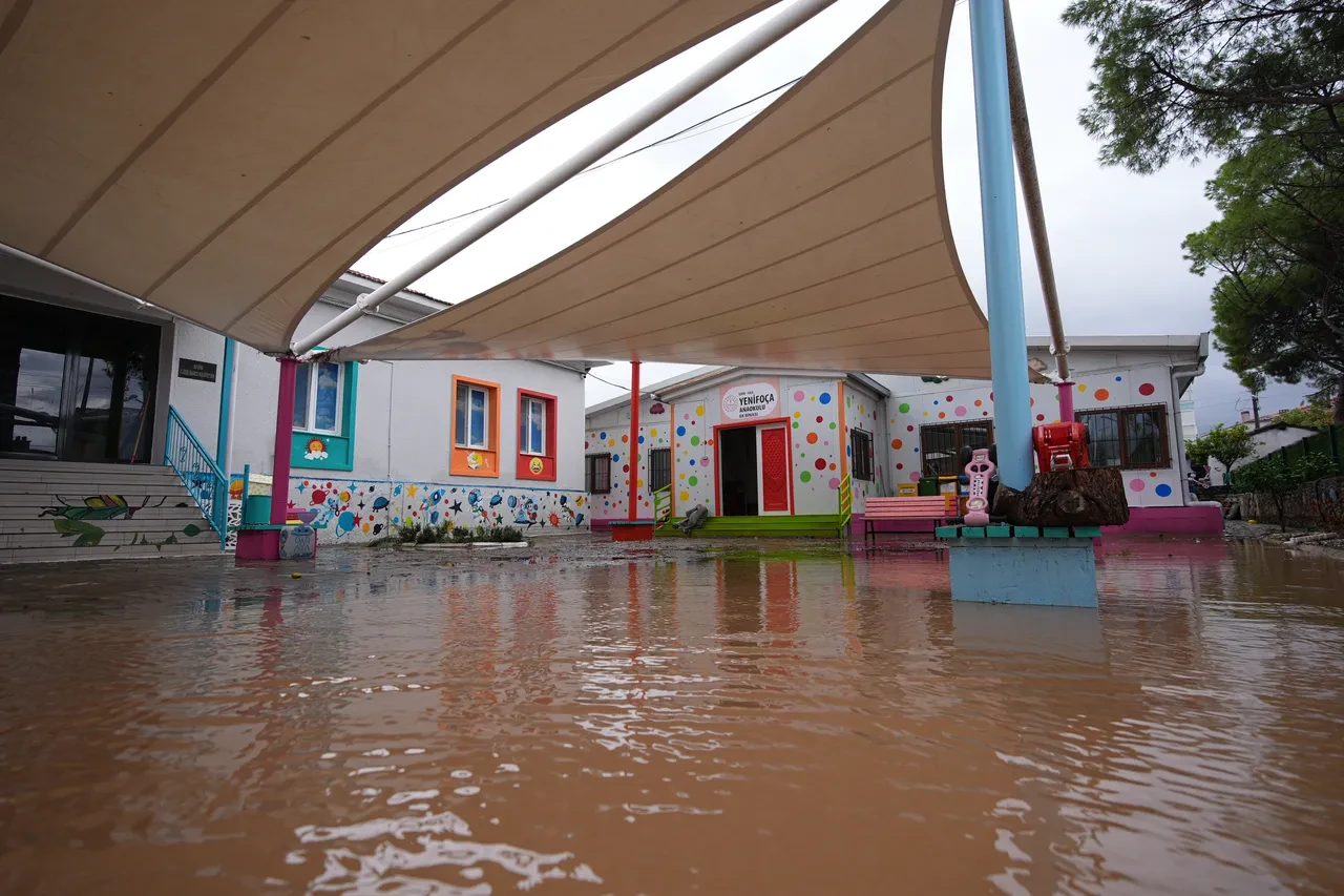 İzmir felaketi yaşıyor! Foça'yı sel aldı, hayat felç oldu: 1 kişi kayıp