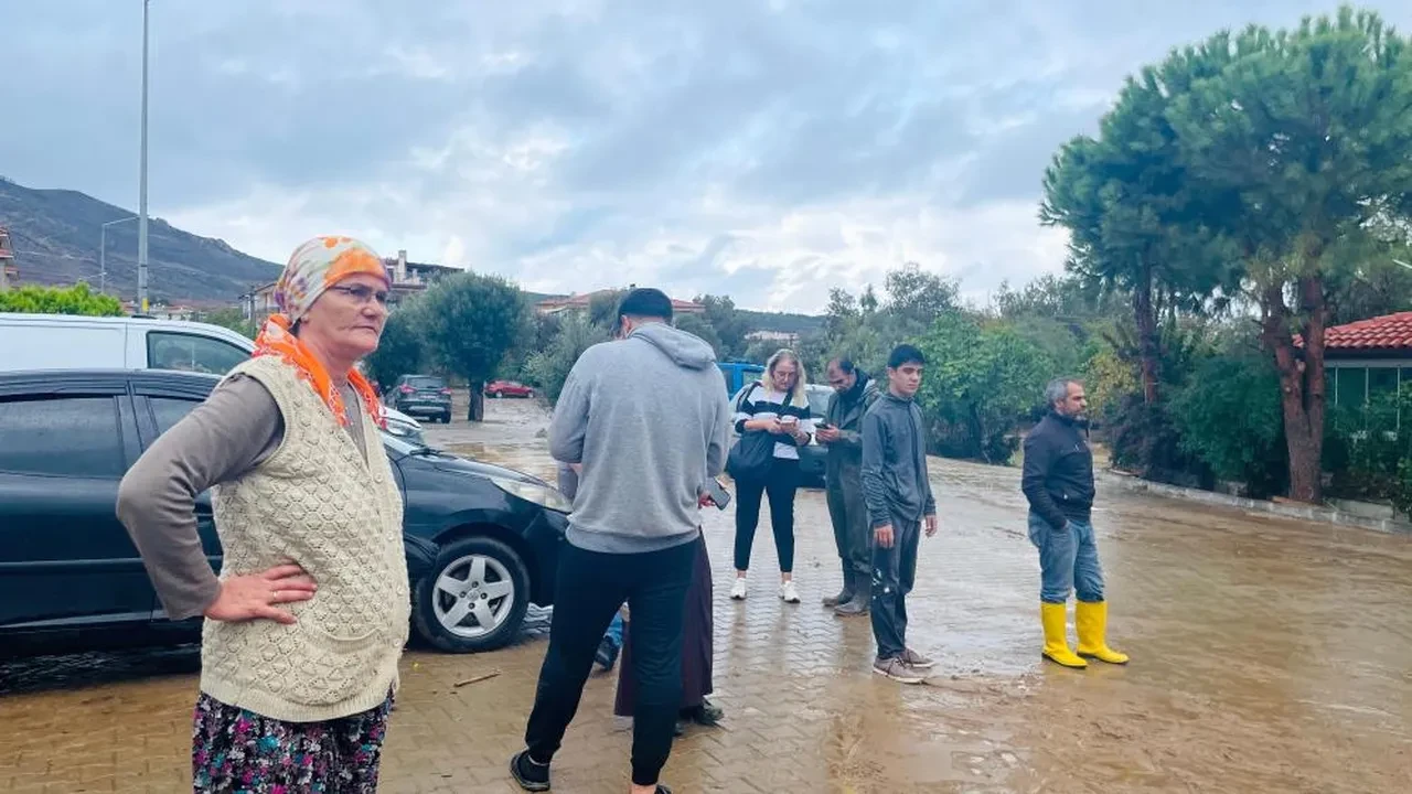 İzmir felaketi yaşıyor! Foça'yı sel aldı, hayat felç oldu: 1 kişi kayıp