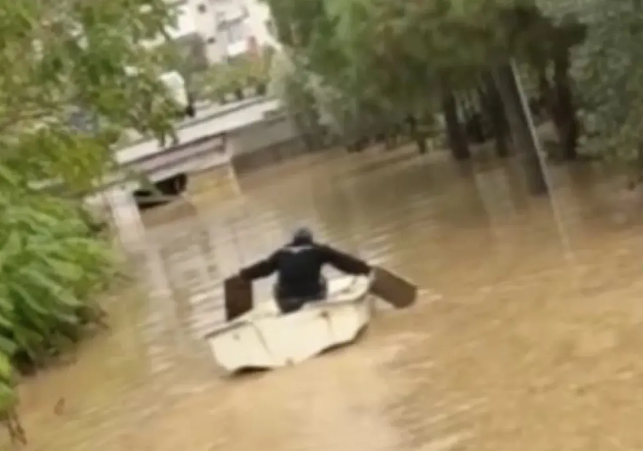 İzmir felaketi yaşıyor! Foça'yı sel aldı, hayat felç oldu: 1 kişi kayıp