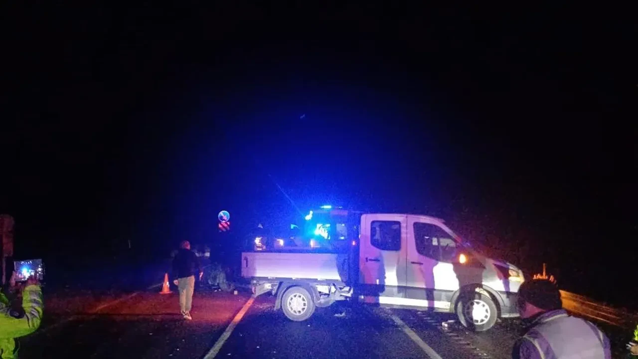 Kamyonet ile minibüs çarpıştı! Kazada genel başkan yardımcısı da yaralandı: Kaza yerinde can pazarı