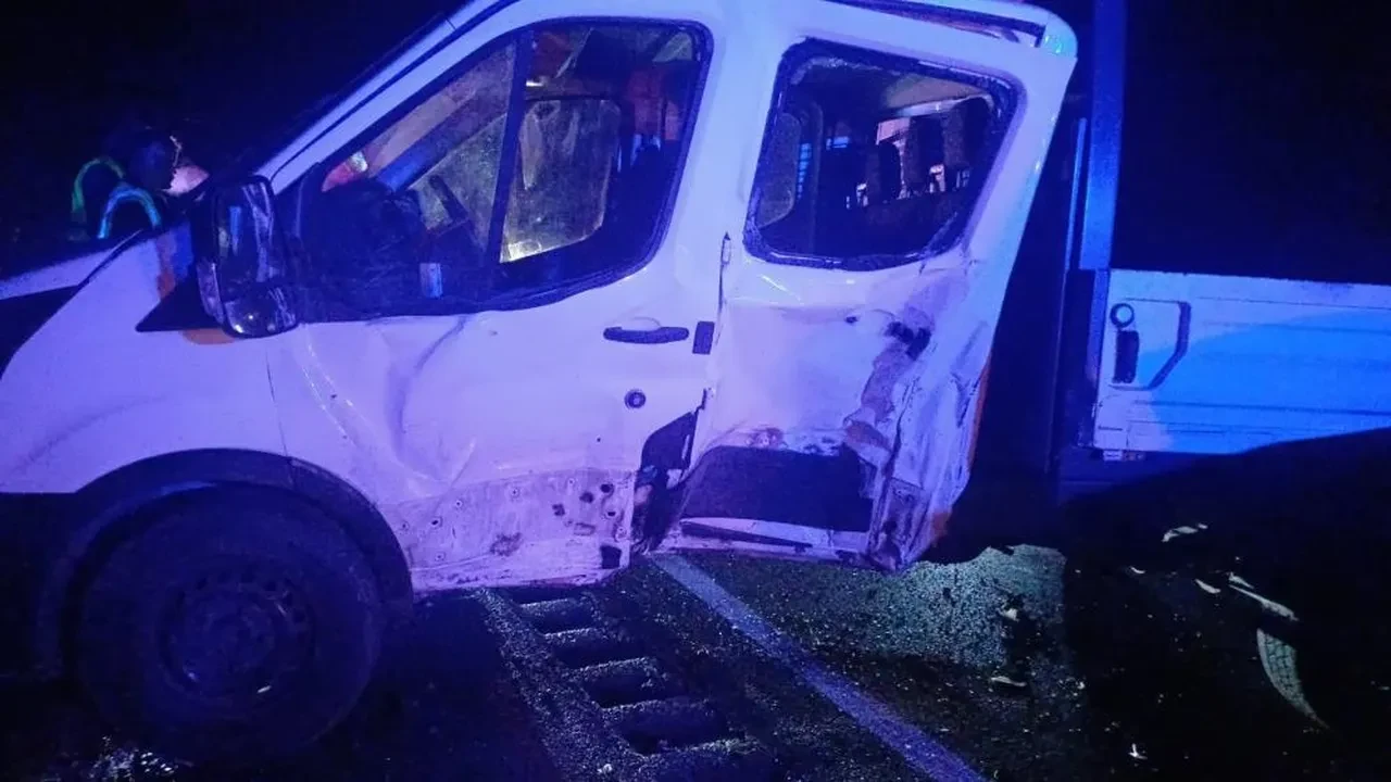 Kamyonet ile minibüs çarpıştı! Kazada genel başkan yardımcısı da yaralandı: Kaza yerinde can pazarı