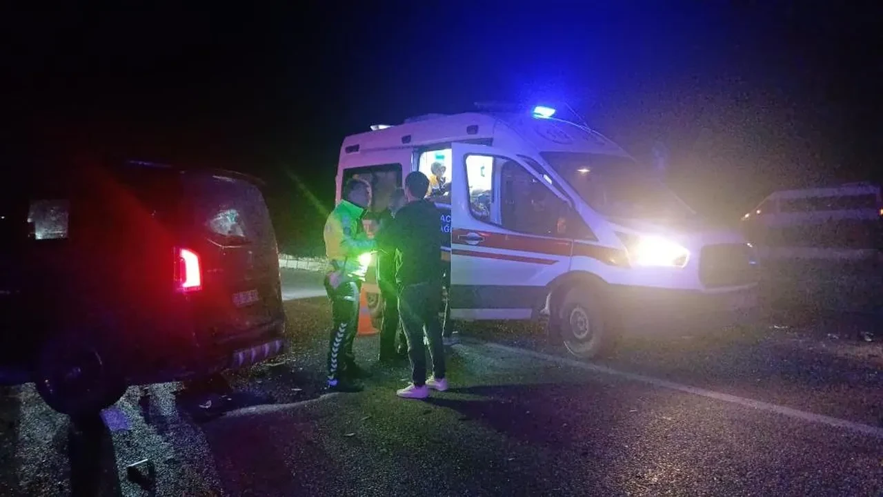 Kamyonet ile minibüs çarpıştı! Kazada genel başkan yardımcısı da yaralandı: Kaza yerinde can pazarı