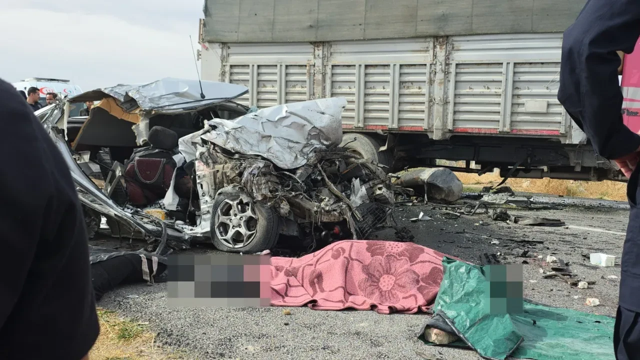 Katliam gibi kaza! Otomobil hurdaya döndü: 3 kardeş hayatını kaybetti