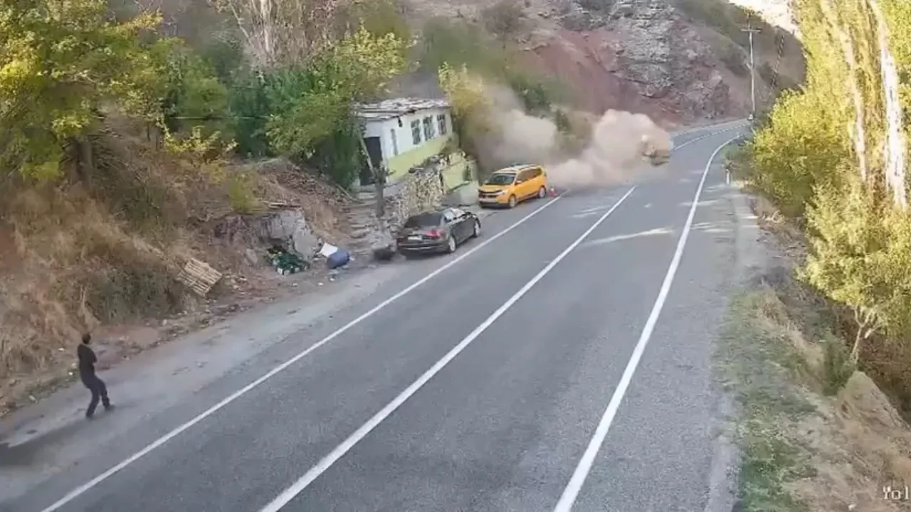 Kaya parçası yola yuvarlandı! Facianın eşiğinden dönüldü