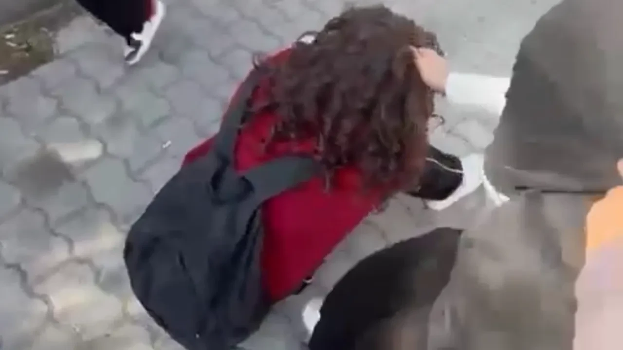 Kız öğrenciler saçını yolup tekmelerle saldırdılar