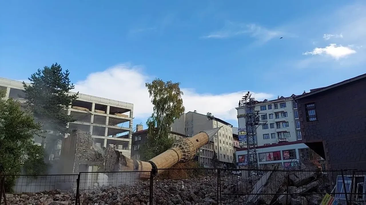 Minare yerle bir oldu! Mahalleli duygulandı