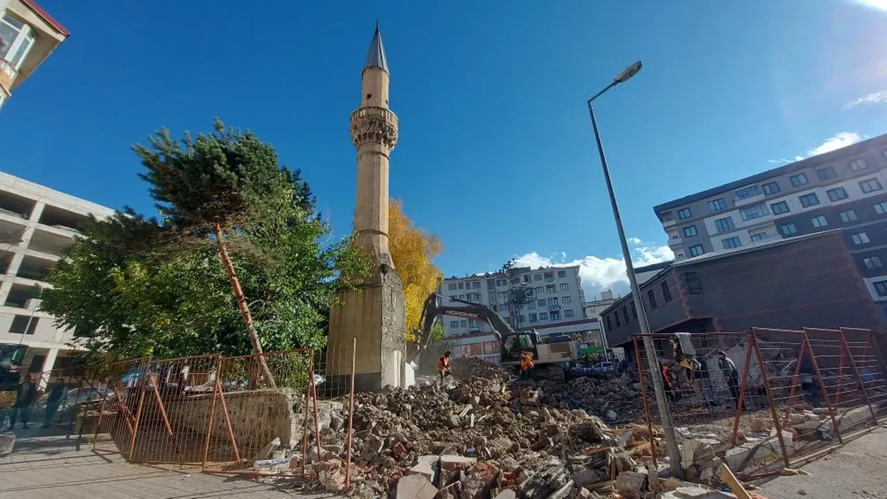 Minare yerle bir oldu! Mahalleli duygulandı