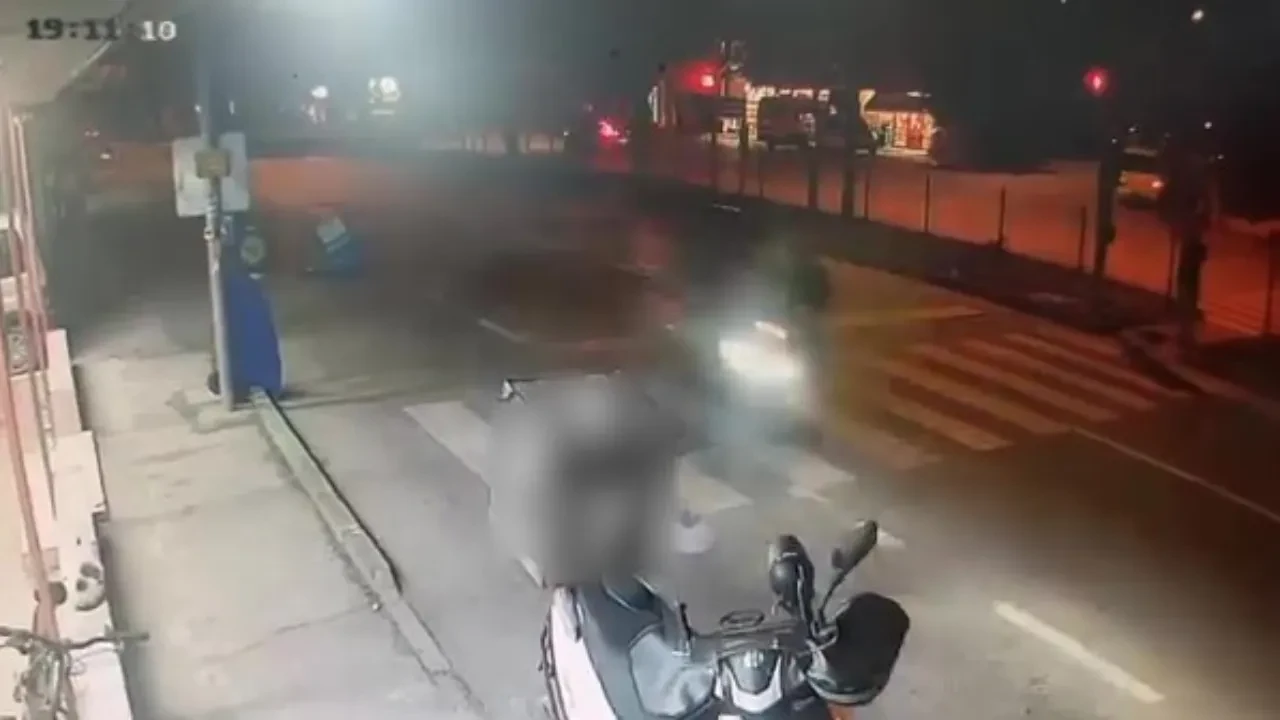 Motosikletli kurye yaşlı adama böyle çarptı! O anlar kamerada