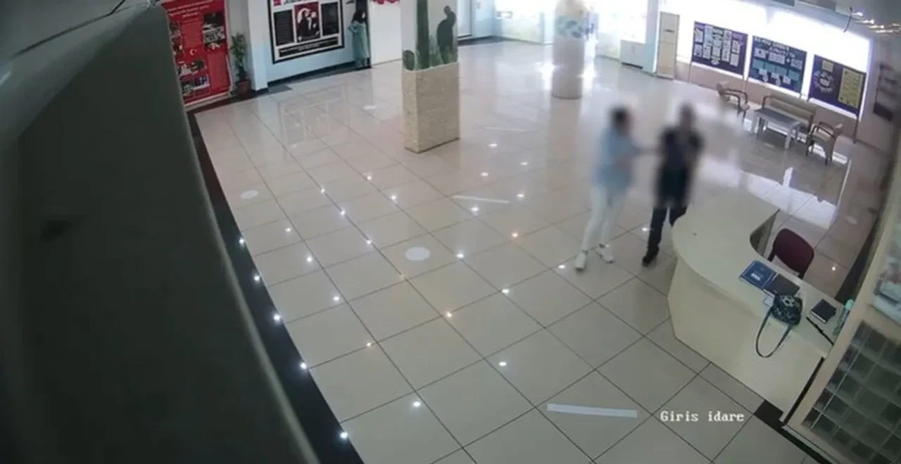 Öğrencilerin gözleri önünde dehşet! Veli öğretmene saldırdı