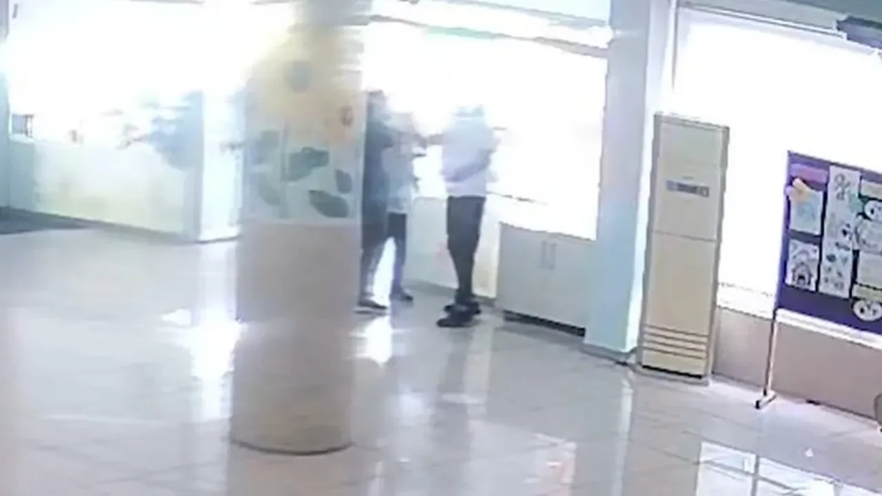 Öğrencilerin gözleri önünde dehşet! Veli öğretmene saldırdı